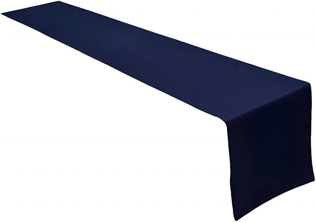 Ein langer, dunkel marineblauer Stofftischläufer liegt über einem rechteckigen Tisch vor weißem Hintergrund