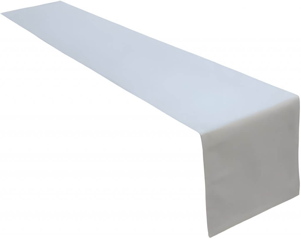 Ein schlichter weißer Tischläufer liegt ausgebreitet auf einer glatten Fläche und eignet sich ideal zum Kombinieren mit Stofftischdecken