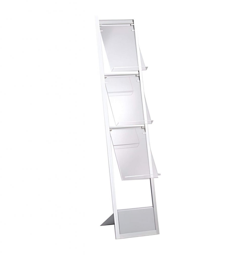 Ein freistehender Prospektständer mit drei transparenten Ablagen und weißem Rahmen, perfekt zum Mieten von Accessoires