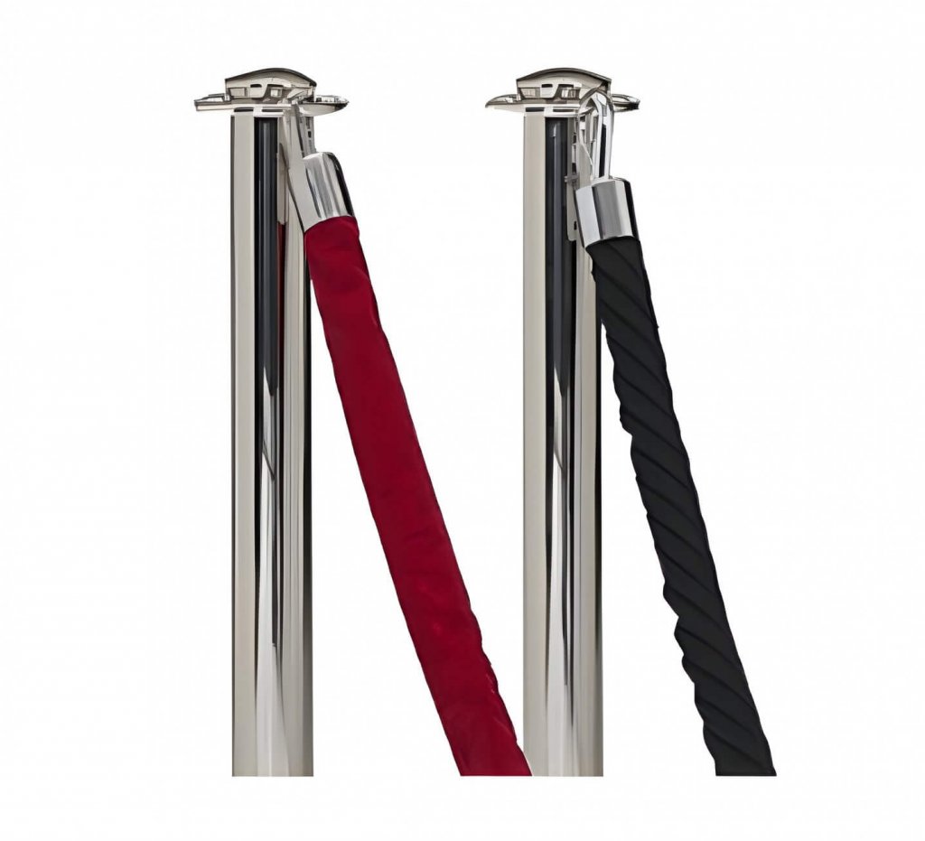 Zwei silberne Absperrständer mit roten Samtseilen als stilvolles Accessoire zur eleganten Personenführung oder Warteschlangenlenkung