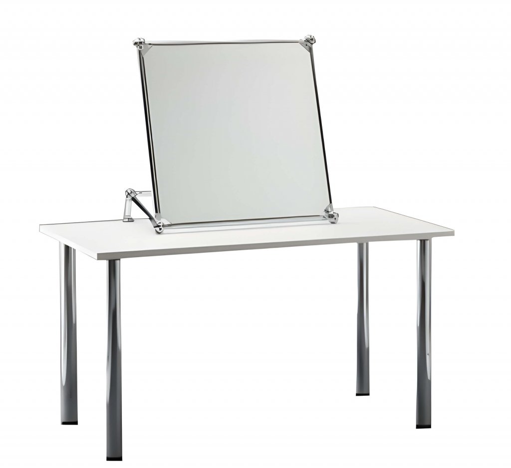 Rechteckiger weißer Tisch mit Chrombeinen und großem Spiegel darauf, ideal geeignet zur Präsentation gemieteter Accessoires