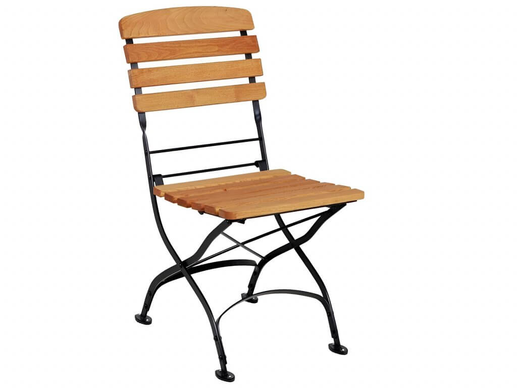 Ein klappbarer Holzlattenstuhl mit schwarzem Metallgestell und gebogenen Beinen steht vor weißem Hintergrund, perfekt zum Stühle mieten