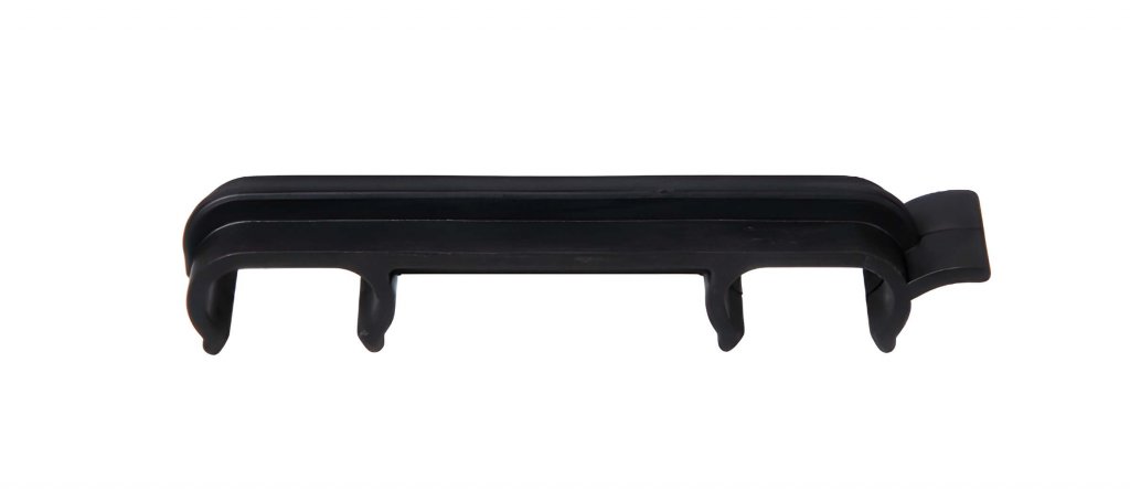 Schwarzer Kabelorganizer aus Kunststoff mit vier Schlitzen, seitlich zu sehen, passend für Eventausstattungen wie Stühle mieten auf weißem Hintergrund