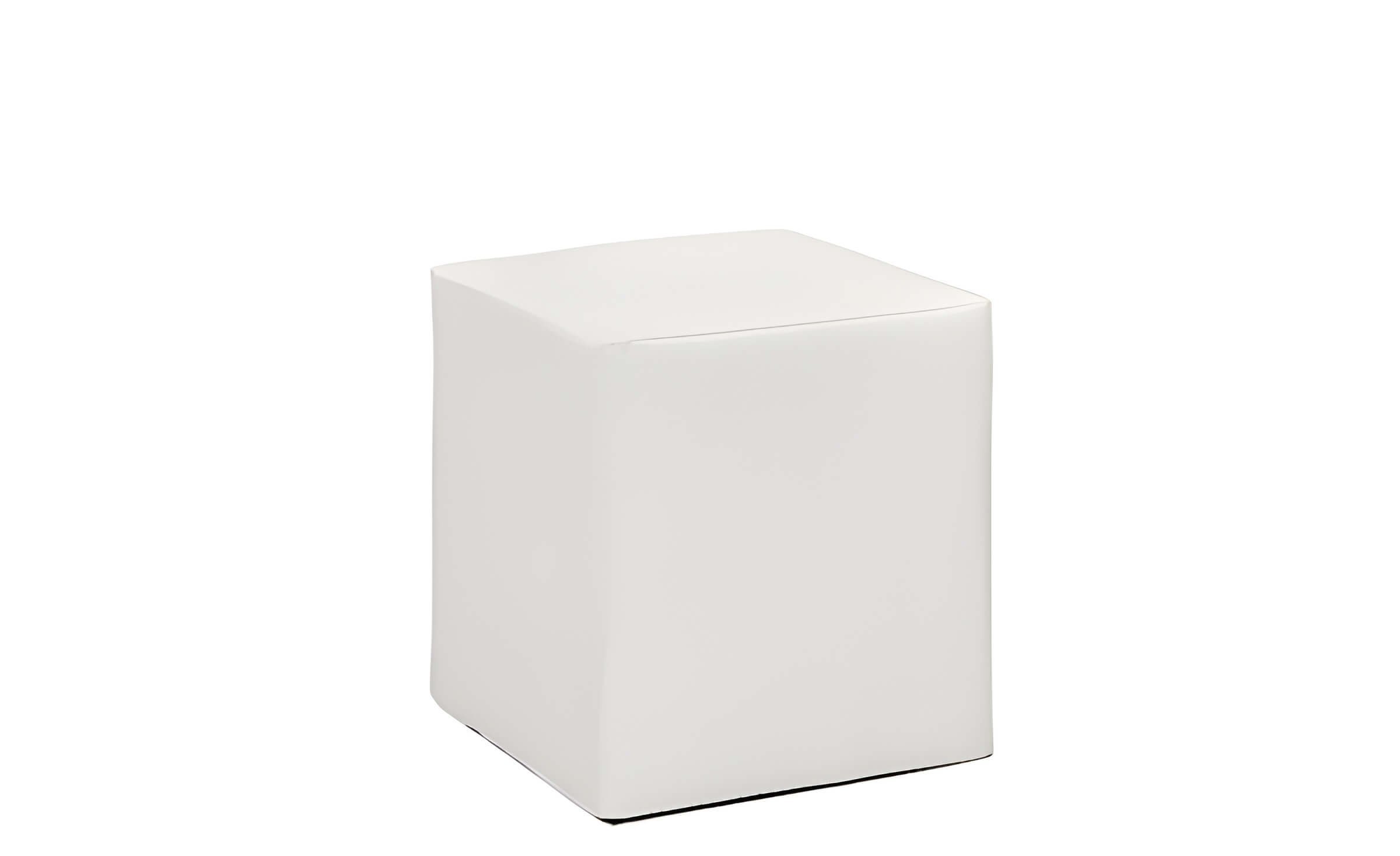 Ein weißer, würfelförmiger Polsterhocker mit abgerundeten Kanten zum Lounge mieten vor schlichtem weißem Hintergrund