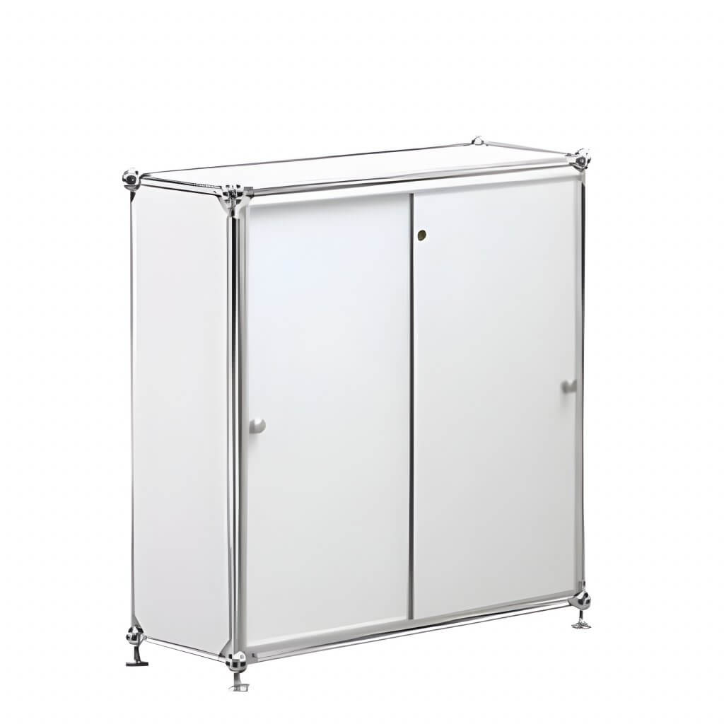 Ein moderner weißer Thekenschrank mit zwei Türen, Chromrahmen und schlichten Griffen steht auf kleinen Beinen vor weißem Hintergrund