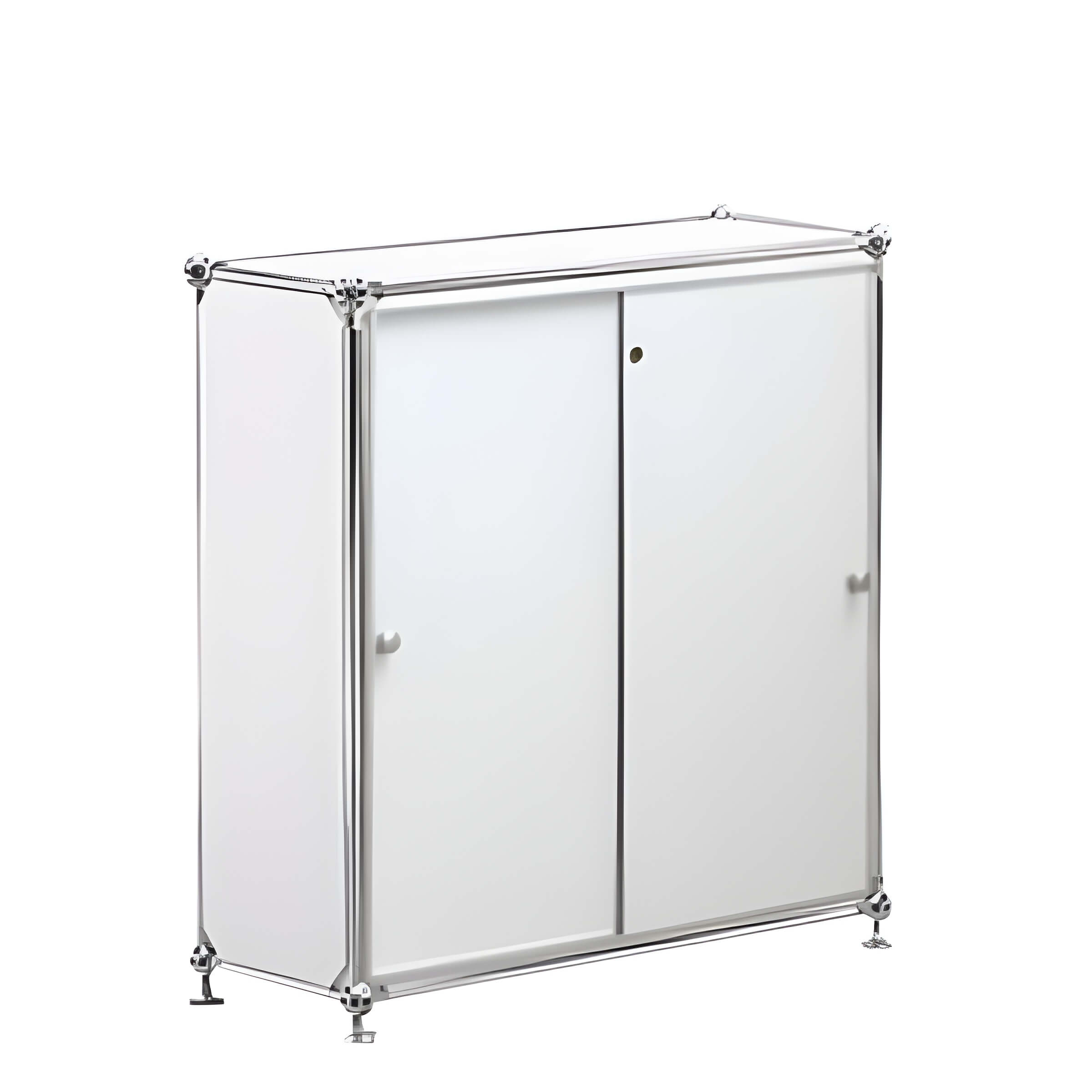 Ein moderner weißer Thekenschrank mit zwei Türen, Chromrahmen und schlichten Griffen steht auf kleinen Beinen vor weißem Hintergrund