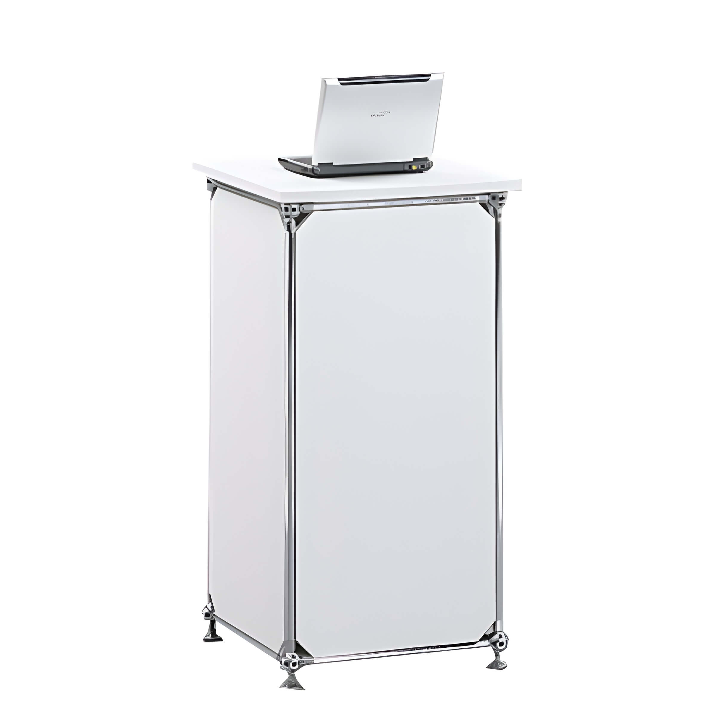 Ein silberner Laptop steht auf einer hohen, eleganten weißen Theke - ideal für Events, bei denen man Theken mieten möchte