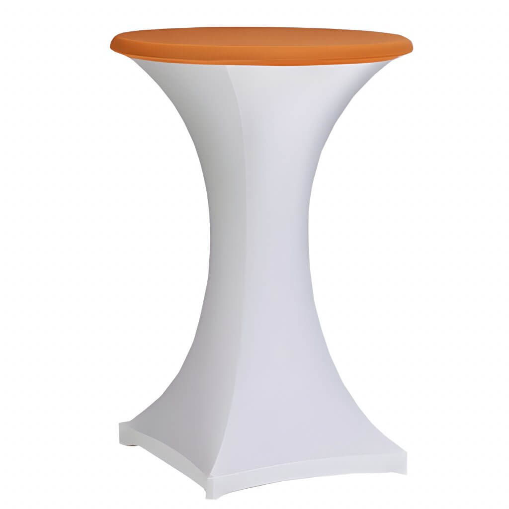 Ein runder Tisch mit orangefarbener Platte und einem weißen, geschwungenen Stehtischhussen Deluxe Basis steht vor weißem Hintergrund