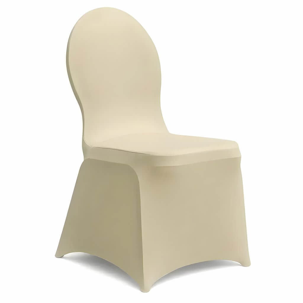 Ein moderner, beiger Stuhl mit abgerundeter Rückenlehne und passendem Stuhlhussen Deluxe Bezug in minimalistischer, glatter Optik