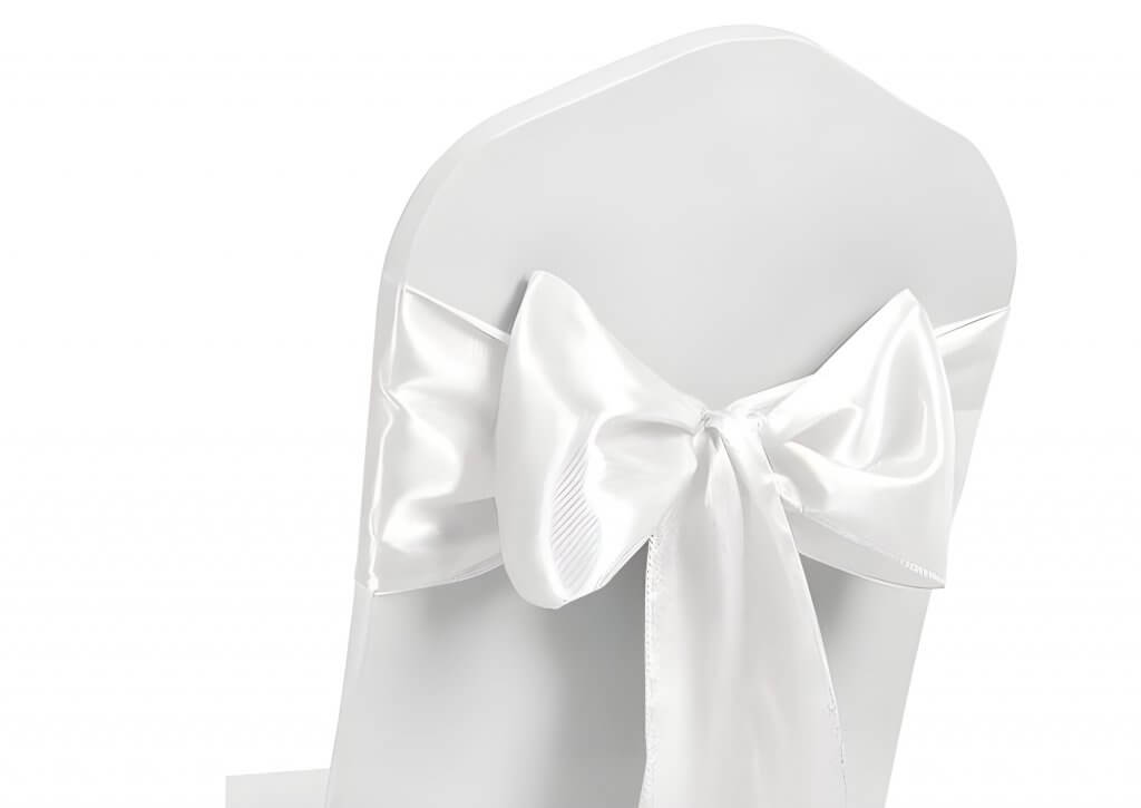 Eine weiße Satin-Stuhlhusse Deluxe Stuhlhusse mit einer großen, glänzenden weißen Schleife am Rücken