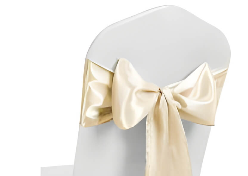 Ein weißer Stuhl mit glänzender, elfenbeinfarbener Satinschleife, ideal kombiniert mit Stuhlhussen Deluxe und mietbaren Stuhlschleifen