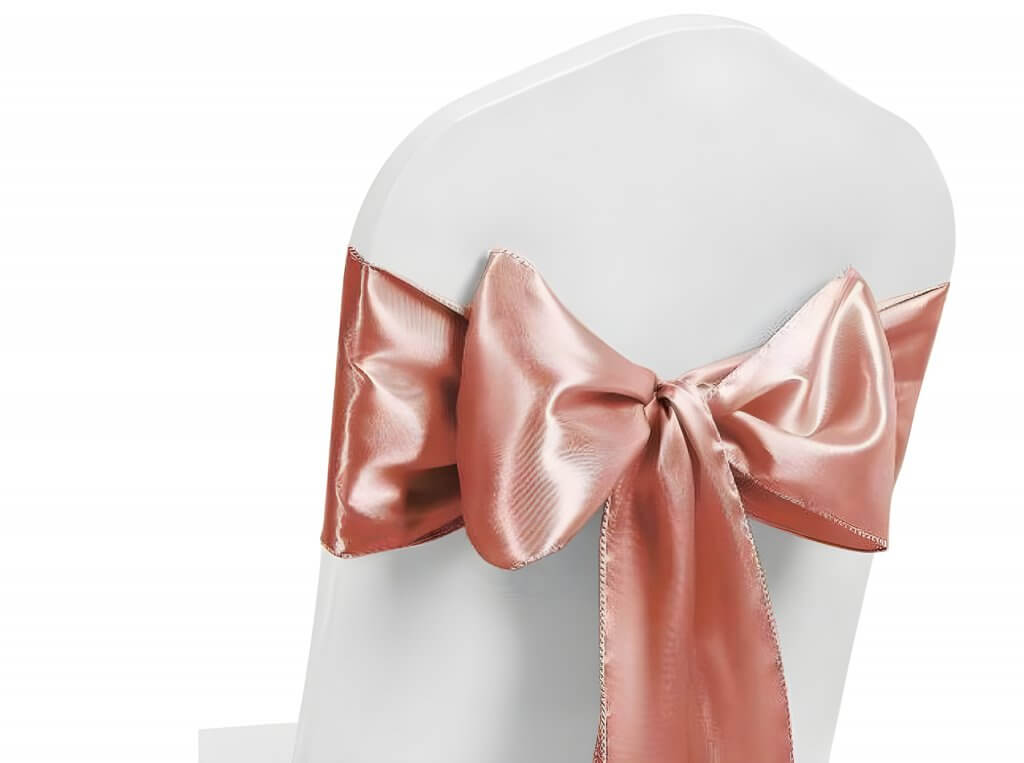 Weißer Stuhl mit glänzender Stuhlschleife in Roségold-Satin, ideal für Stuhlhussen Deluxe oder zum Stuhlschleifen mieten