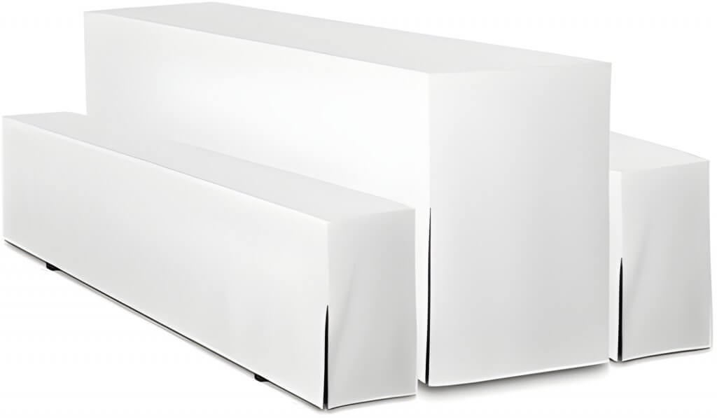 Drei unterschiedlich hohe rechteckige Tische, jeweils mit weißen Biertischhussen-Sets bezogen, vor weißem Hintergrund