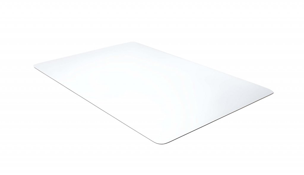 Ein rechteckiges, durchsichtiges Glas- oder Kunststoffblatt mit abgerundeten Ecken als Präsentationsfläche für Stofftischdecken vor weißem Hintergrund