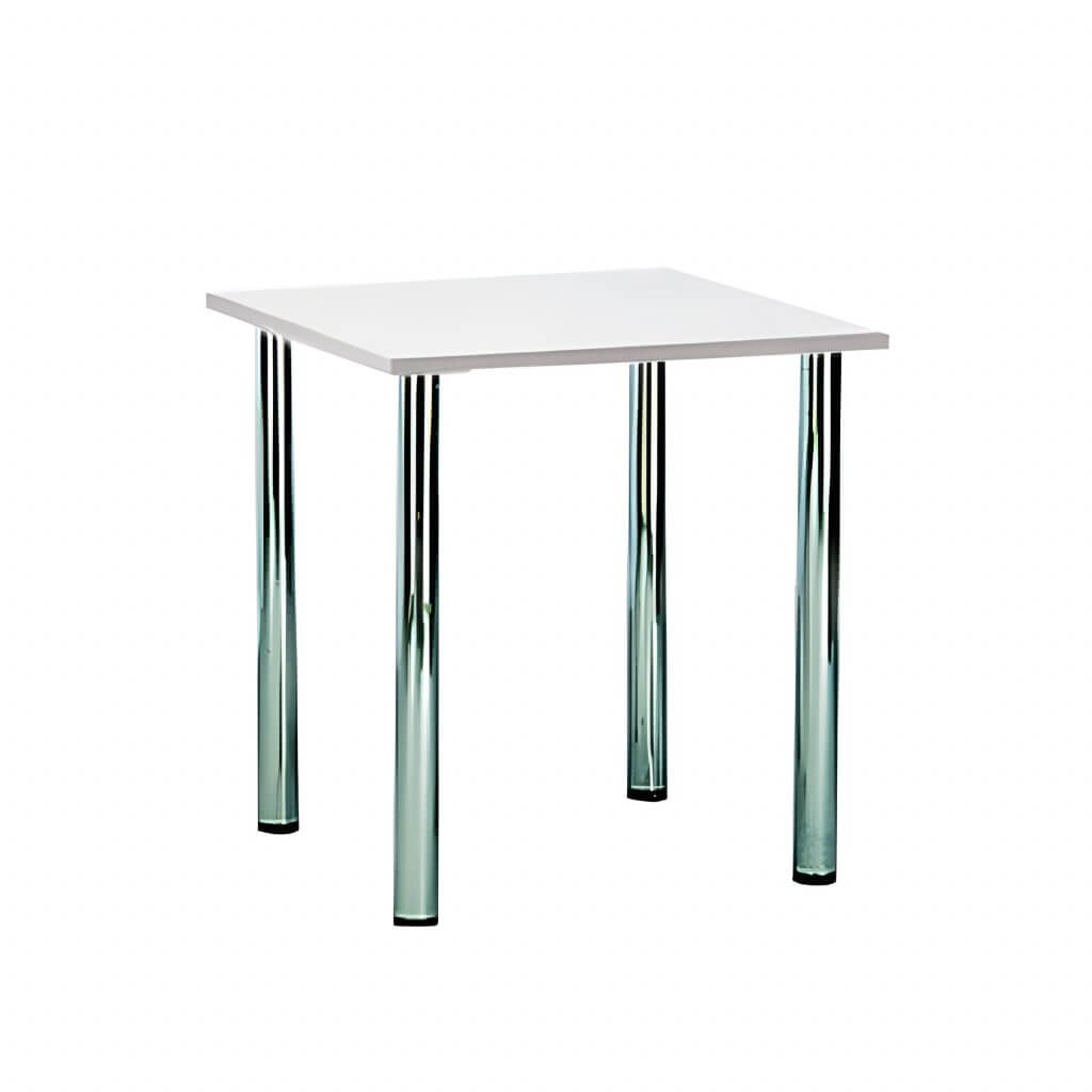 Ein kleiner quadratischer Tisch mit weißer Tischplatte und vier glänzenden Metallbeinen steht vor weißem Hintergrund