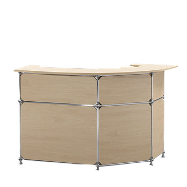 Ein Pulte helles Holz Theken Empfangstresen mit gebogener Front und Metallrahmen, freigestellt vor weißem Hintergrund