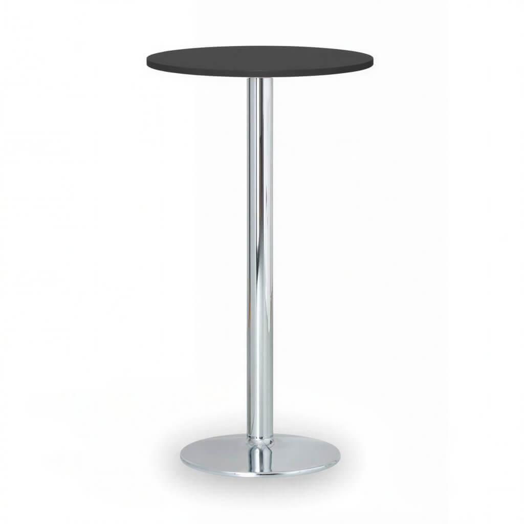 Ein hoher runder schwarzer Bartisch mit schlankem Chromfuß und Sockel steht vor weißem Hintergrund
