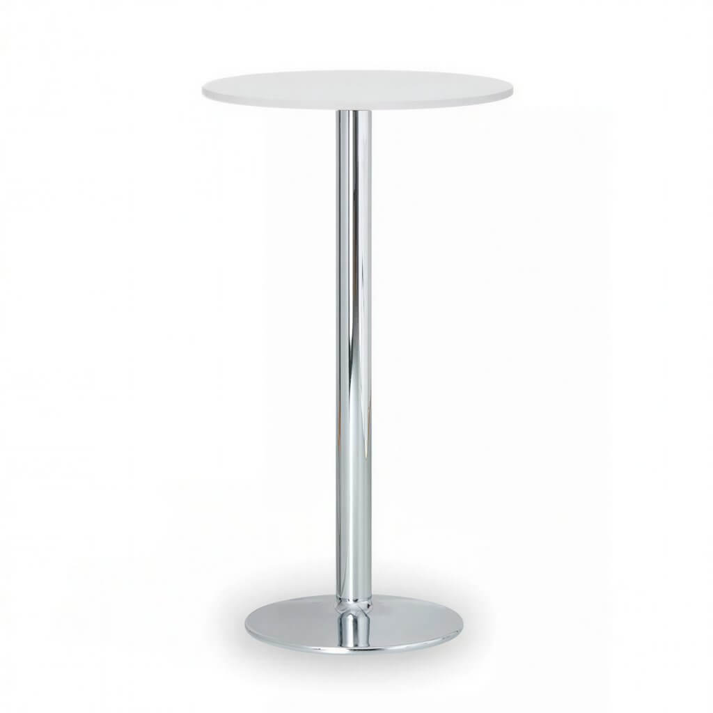 Ein runder, weißer Tisch mit moderner, glänzender Chromsäule als Standbein steht vor schlichtem weißem Hintergrund