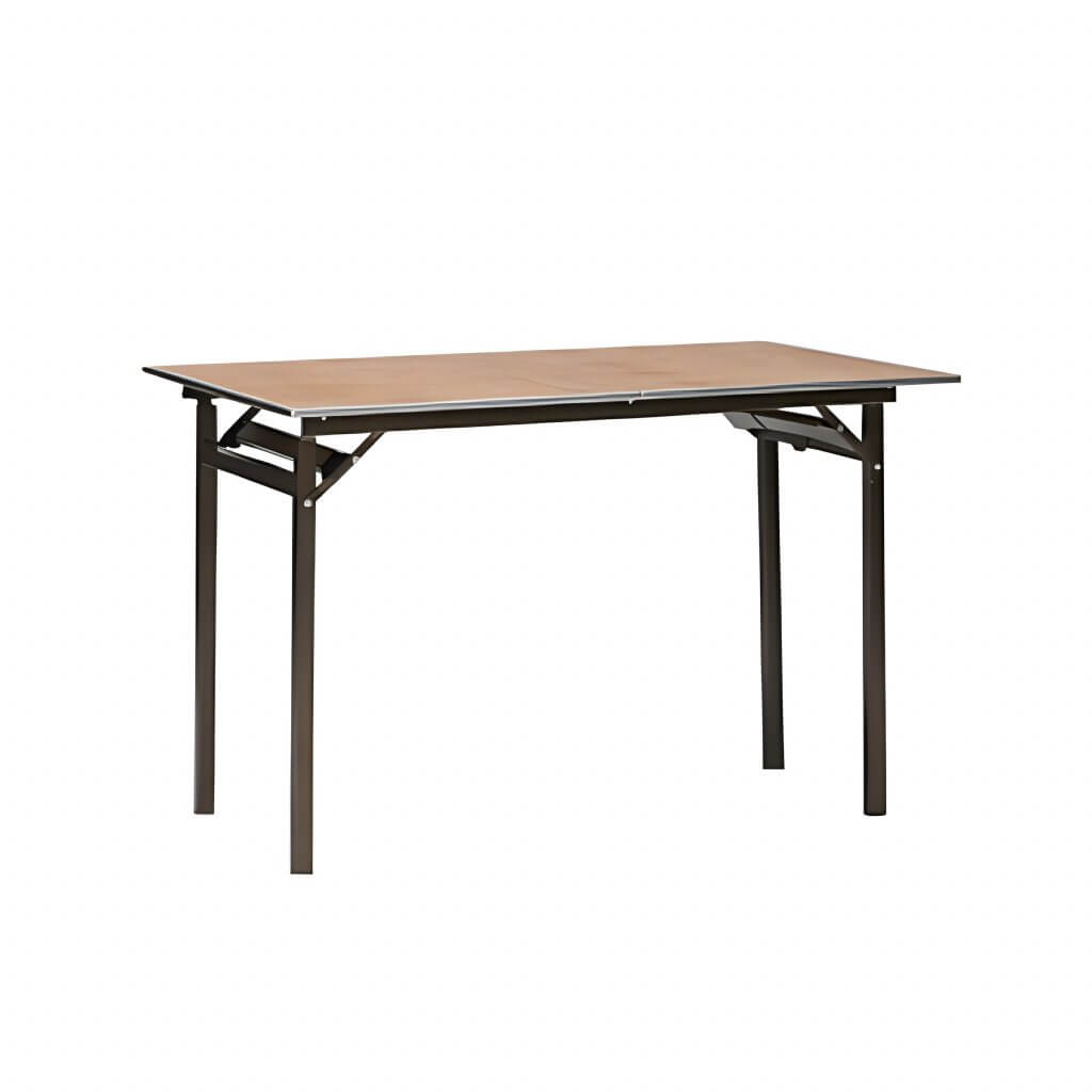 Ein rechteckiger Sitztisch zur Miete mit einer hellbraunen Holzplatte und schlanken, schwarzen Metallbeinen