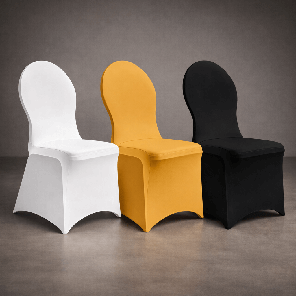 Drei moderne Stühle mit runder Rückenlehne in Weiß, Gelb und Schwarz stehen nebeneinander auf grauem Boden vor dunklem Hintergrund