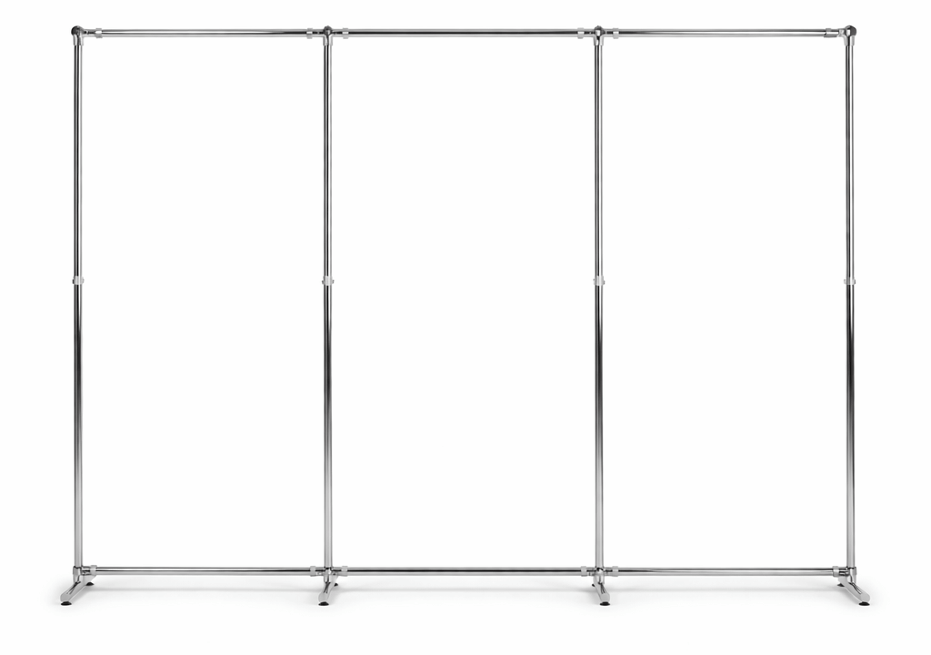 Drei miteinander verbundene Metall-Garderobenständer wie bei Stellwänden mieten stehen leer vor weißem Hintergrund
